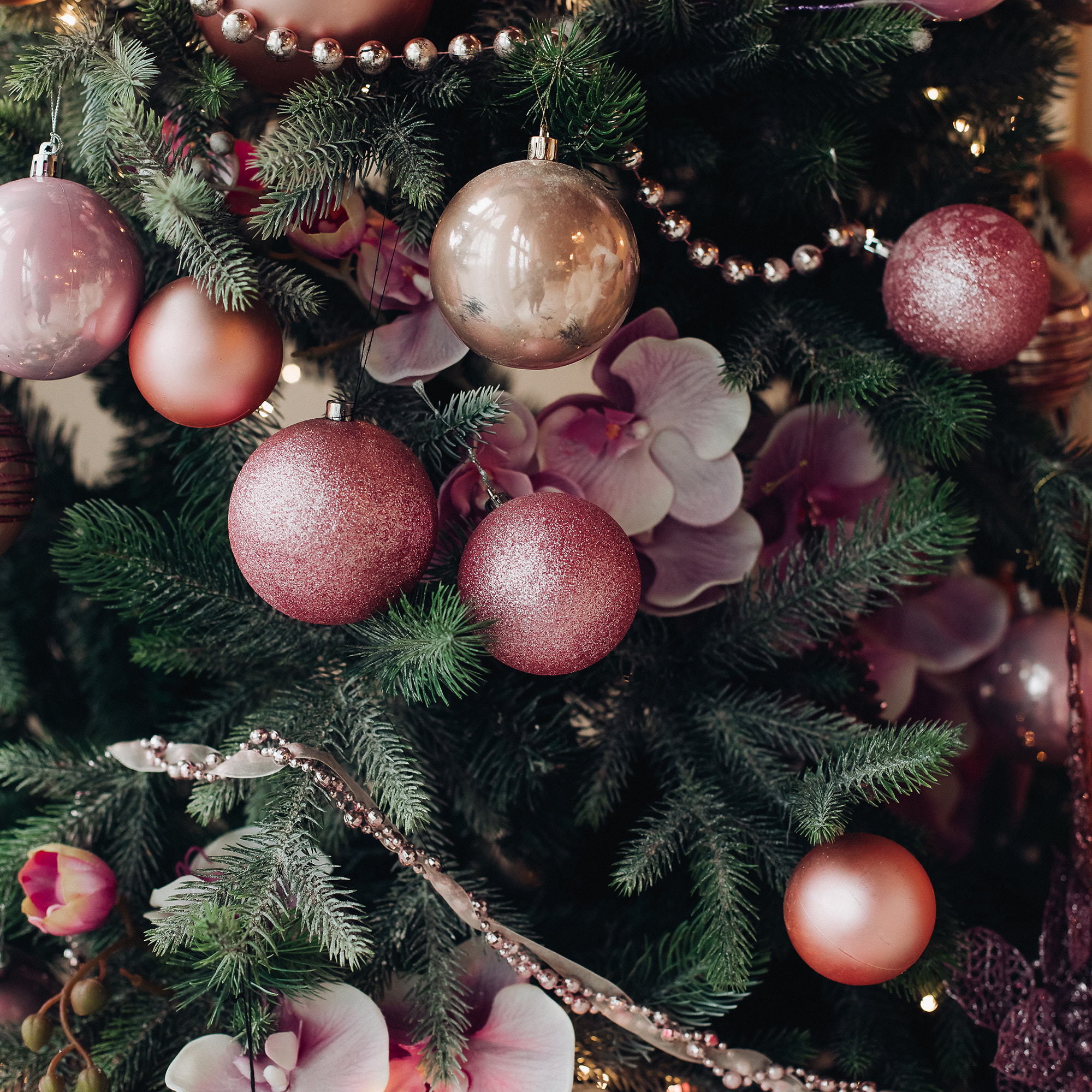 set de 35 bolas de navidad de 6cm con 5 diseños diferentes en relieve color champagne