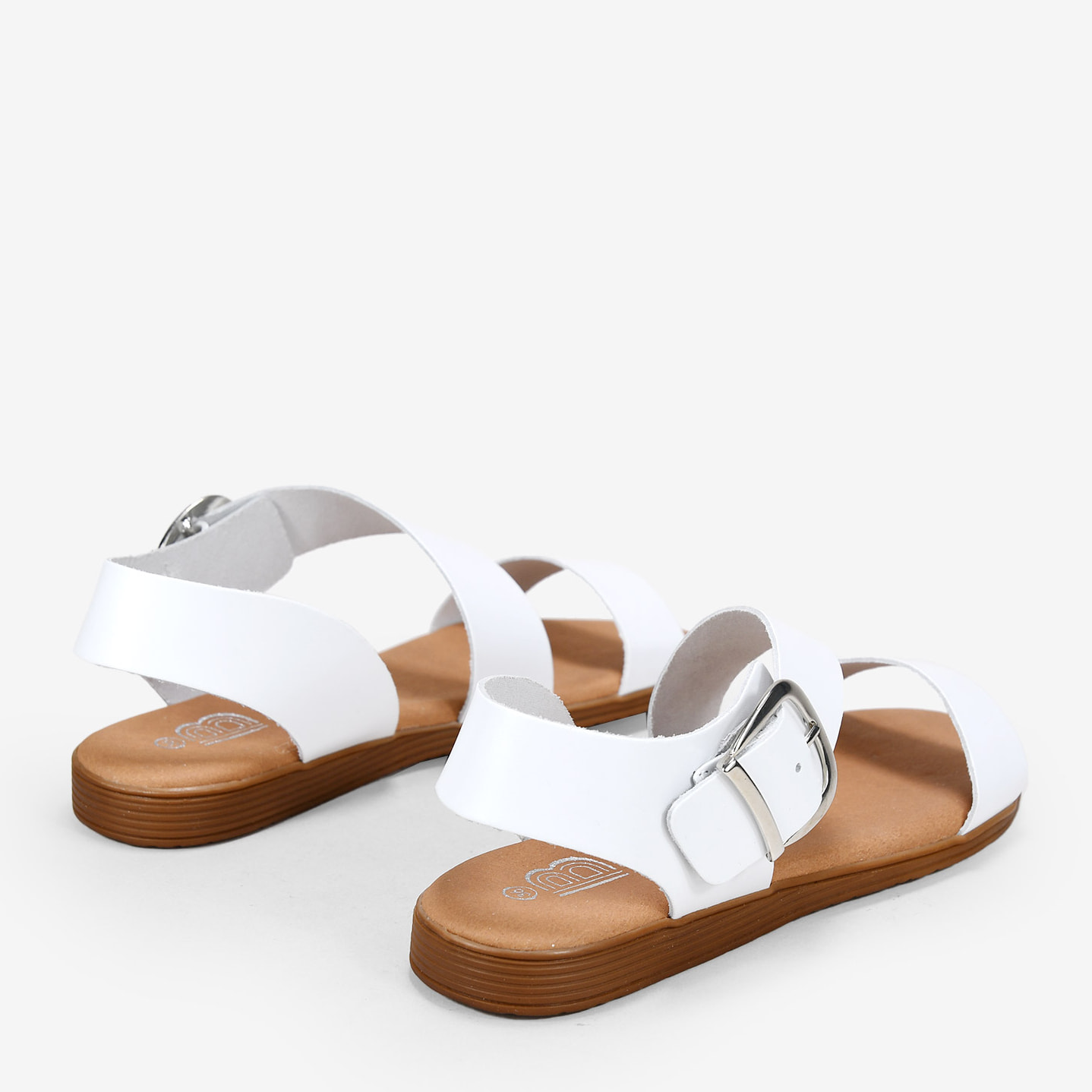 Sandalias blancas en piel con hebilla