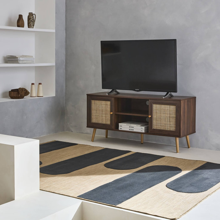 Meuble TV en cannage 120x39x56.5cm -  Bohème - couleur bois foncé. 2 niveaux. 2 étagères. 2 portes. pieds scandinaves