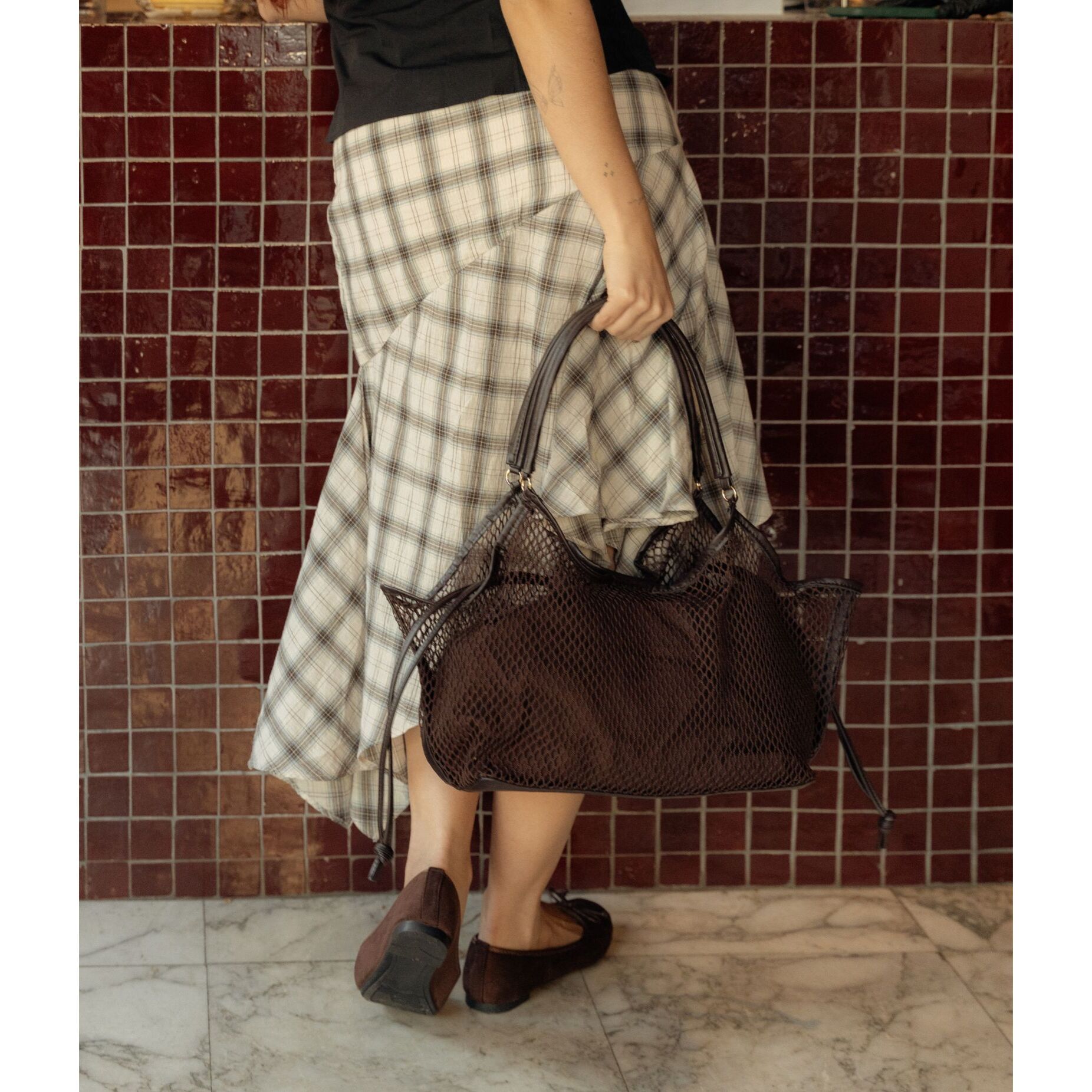 Bolso de hombro marrón de malla