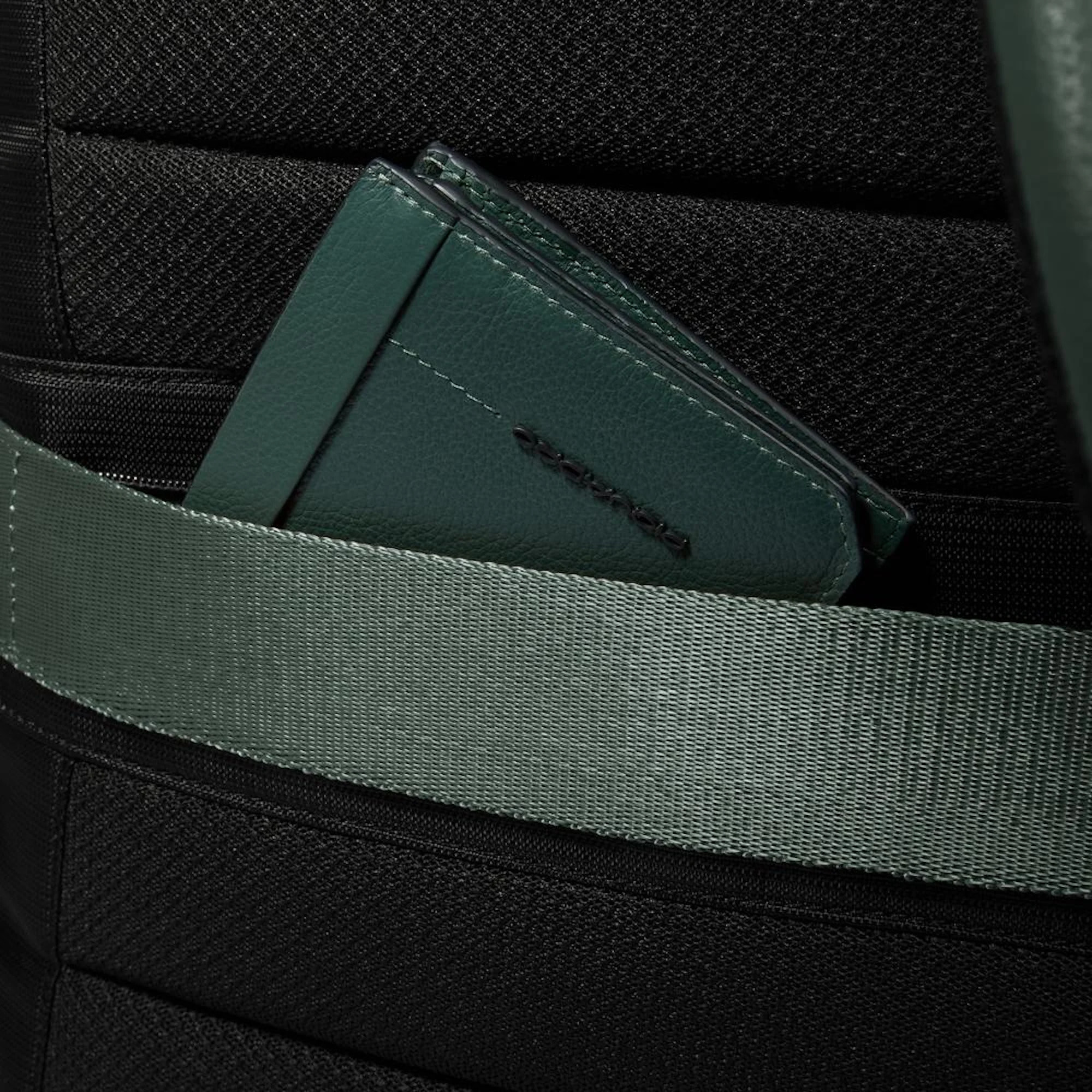 Piquadro Zaino porta pc e iPad® con tasca per Piquadro Smart Tracker, protezioni antiurto e RFID