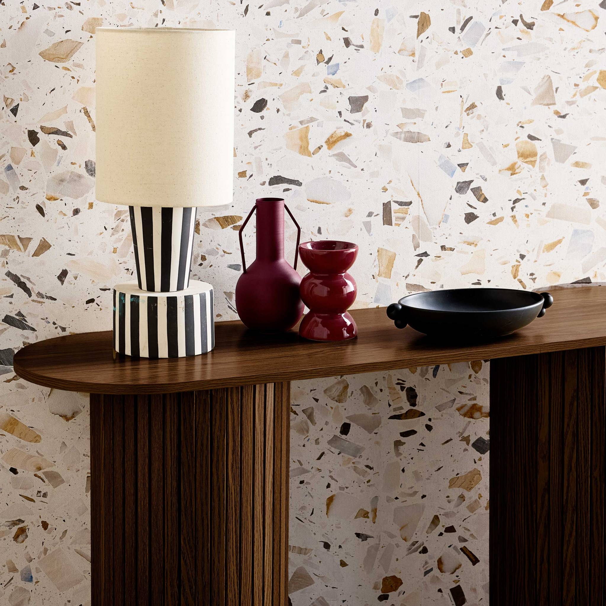 Console ovale scandinave décor bois rainuré. pieds ronds. couleur noyer. L 120 x P 35 x H 75cm