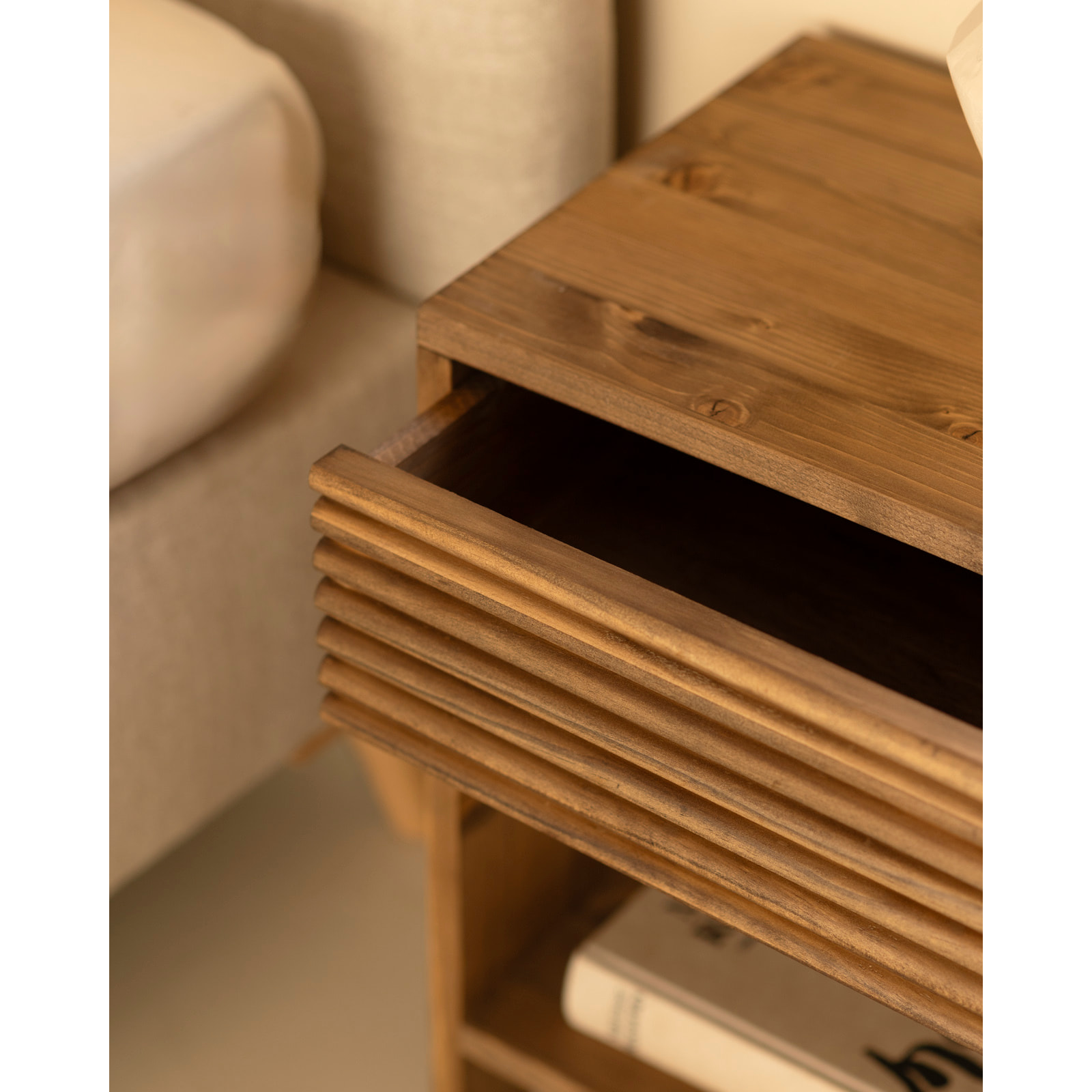 Mesita de noche de madera maciza con un cajón en tono roble oscuro de varias medidas