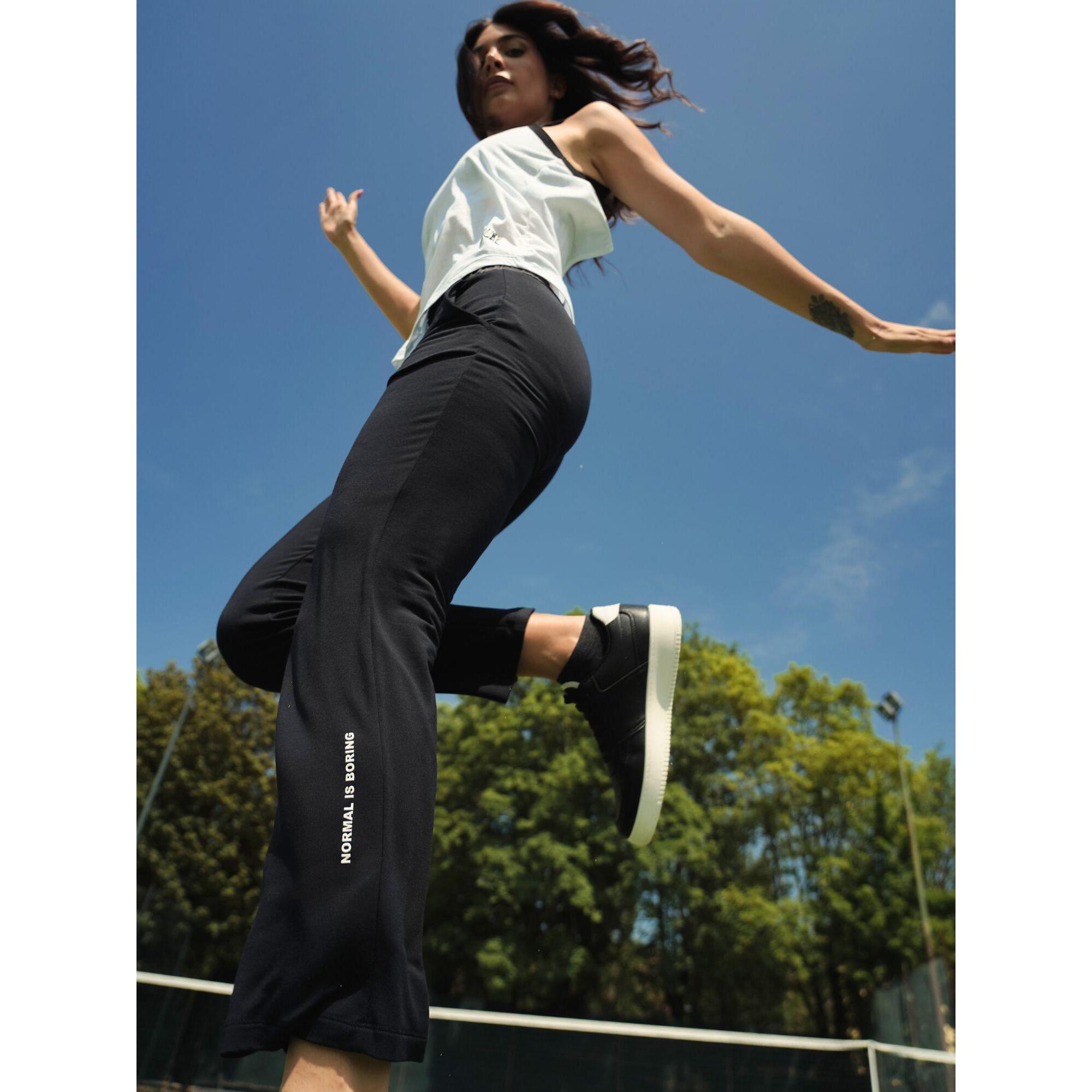 Pantalón de mujer blanco y negro.