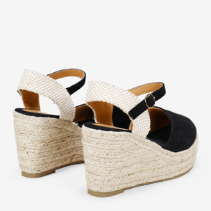 Alpargatas negras con pulsera y cuña de esparto