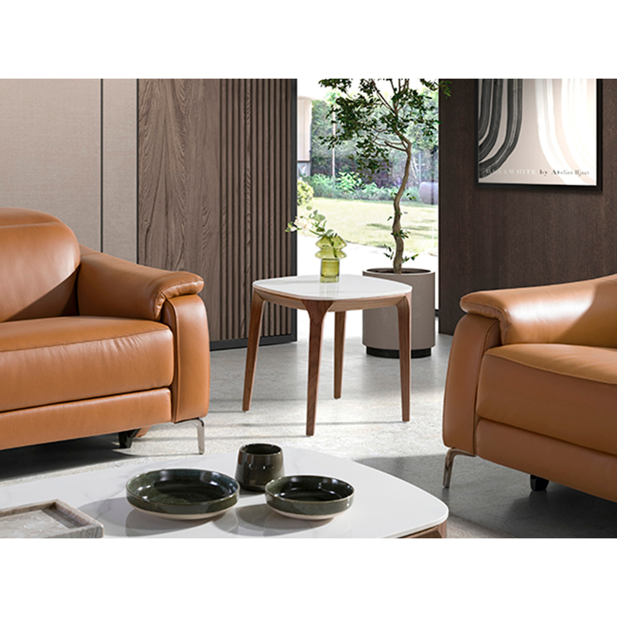 Mesa rincón cuadrada con tapa de mármol porcelánico blanco con vetas en gris en acabado brillo y patas de madera chapada en nogal natural 50x50x51cm