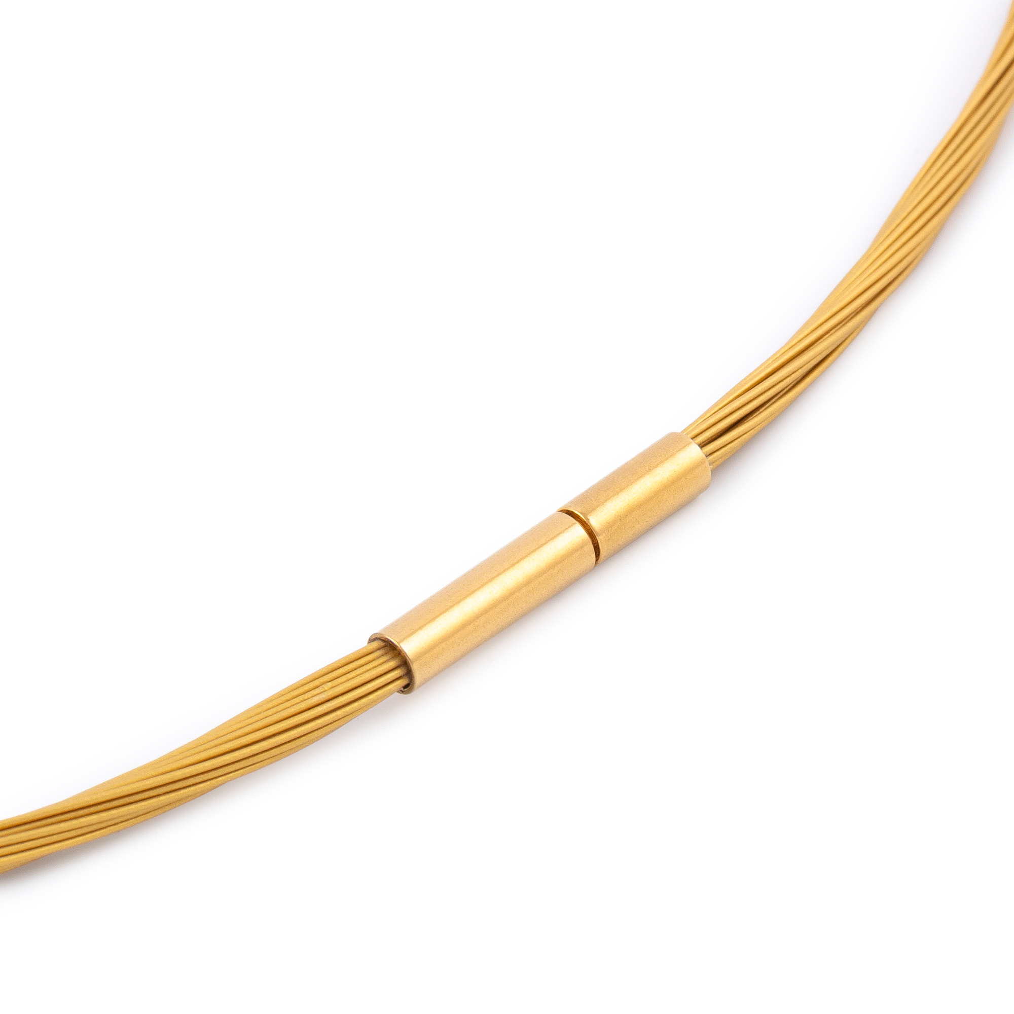 Collar multihebra entrelazada de alambre de acero dorado con cierre de giro de acero inoxidable dorado.