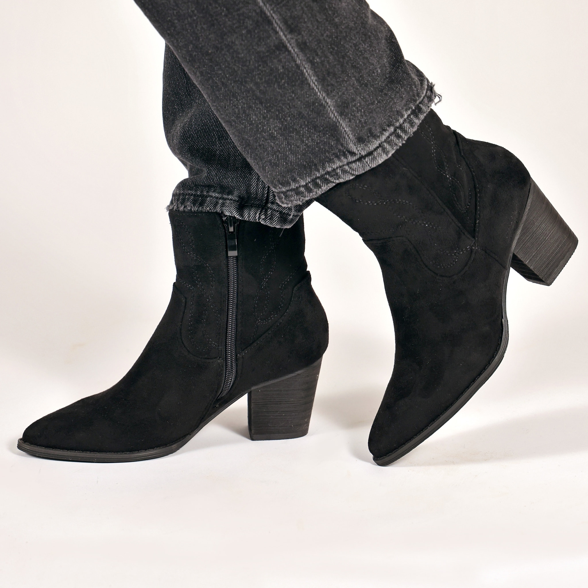 Stivaletti texani in simil pelle scamosciata con ricamo