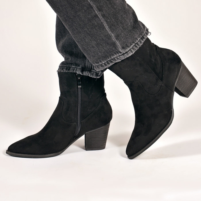 Stivaletti texani in simil pelle scamosciata con ricamo