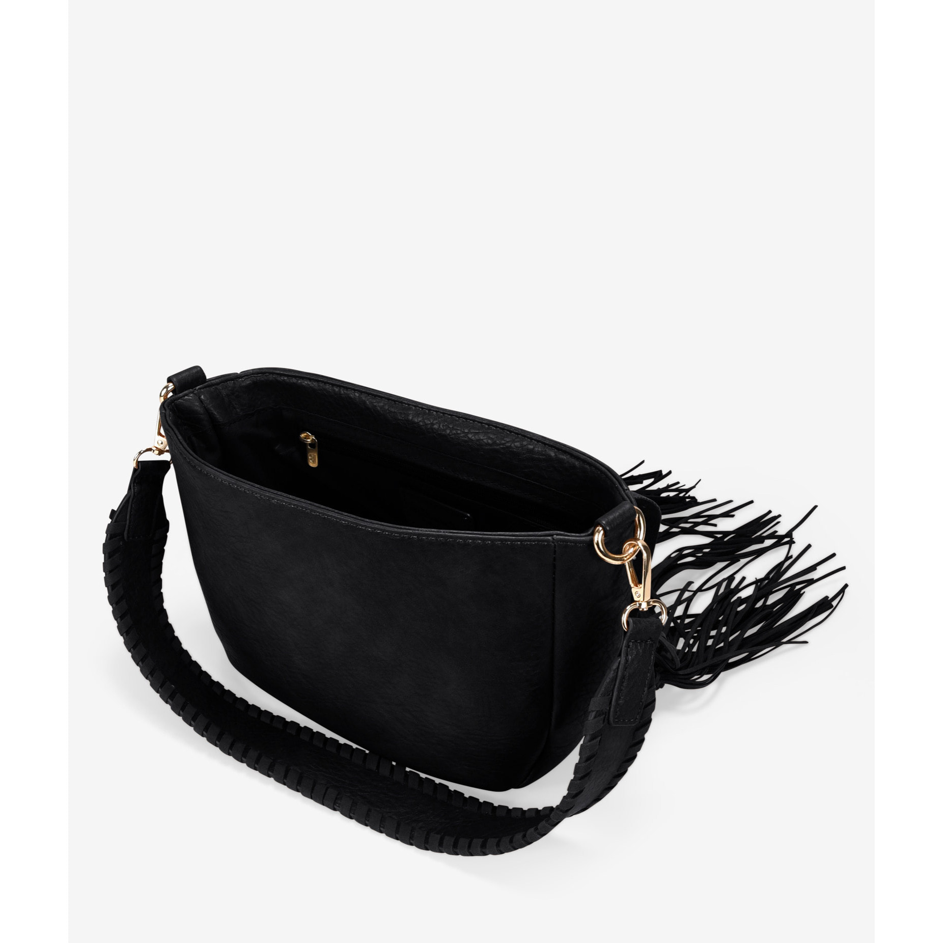 Bolso de hombro negro con solapa y flecos