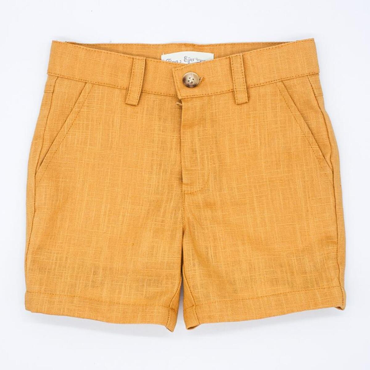 Bermuda de lino mostaza, con bolsillos y bragueta.