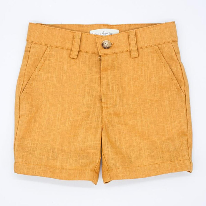 Bermuda de lino mostaza, con bolsillos y bragueta.
