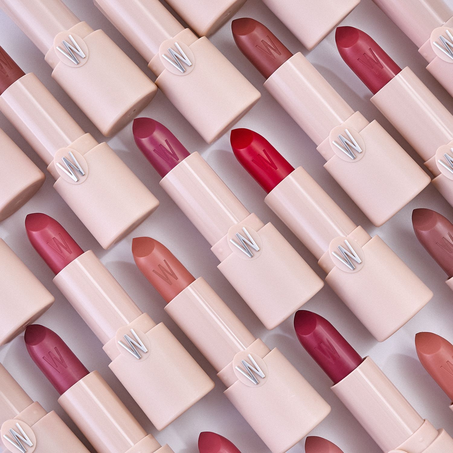 LIP SHOT Rossetto satinato dalla texture leggera ed avvolgente