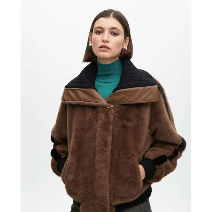 Cappotto Corto in Pelliccia con Dettaglio a Contrasto