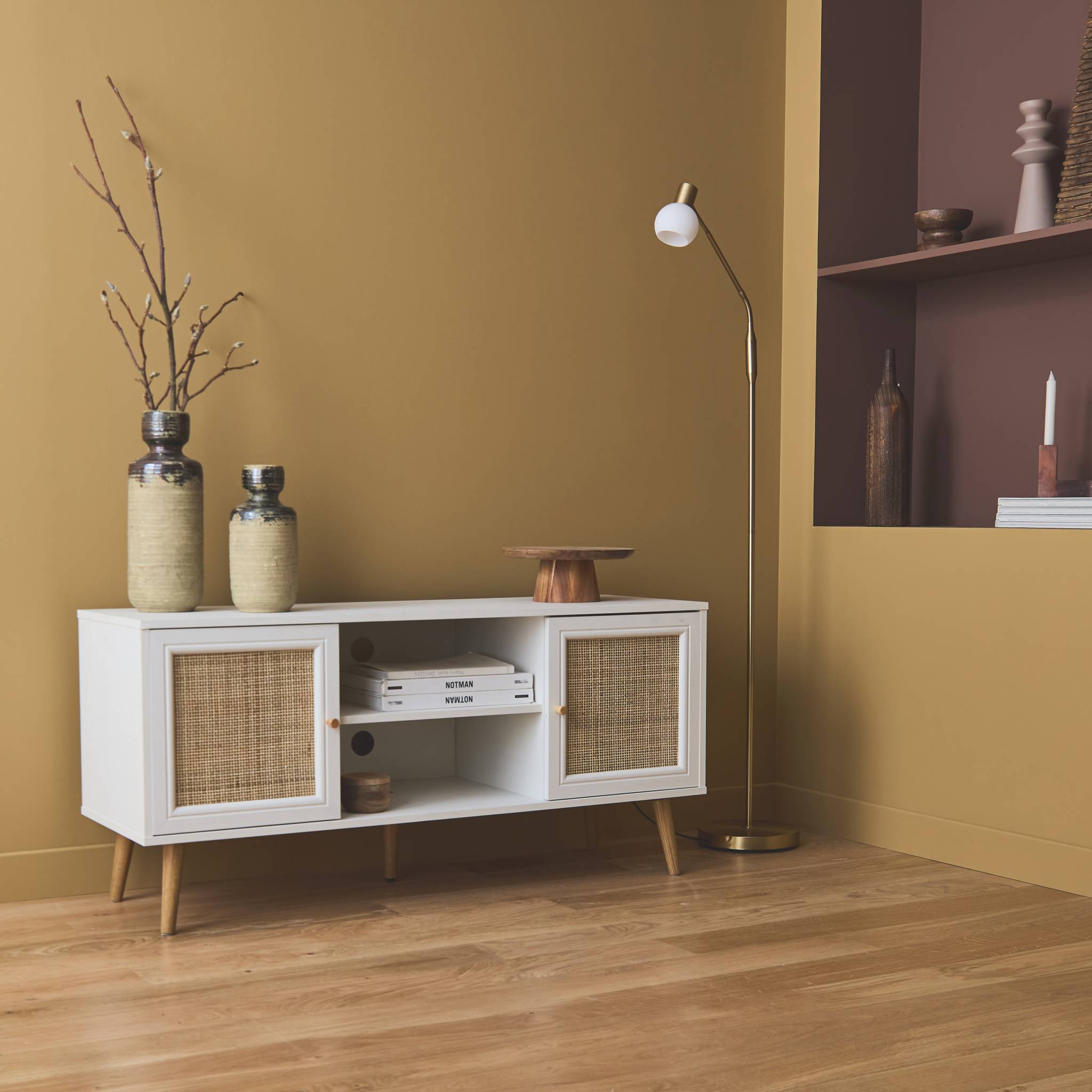 Meuble TV en cannage 120x39x56.5cm -  Bohème - Blanc. 2 niveaux. 2 étagères. 2 portes. pieds scandinaves