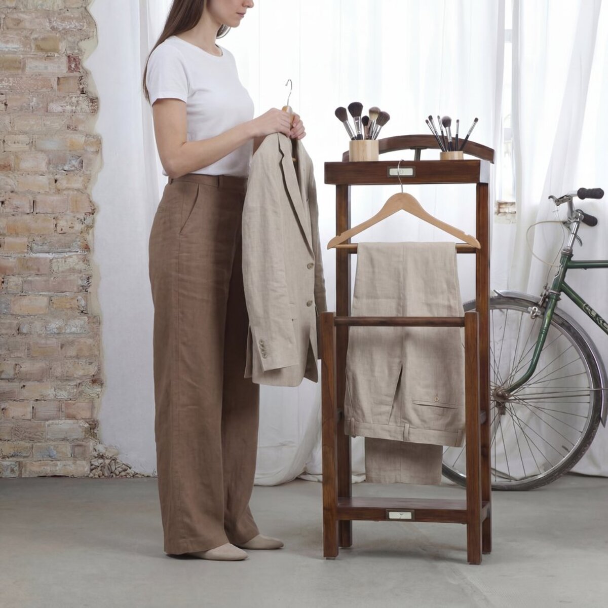 Valet de chambre Gamai -bois massif de mindi, panneau mdf et placage naturel-couleur teck 42 x 113 x 30 cm