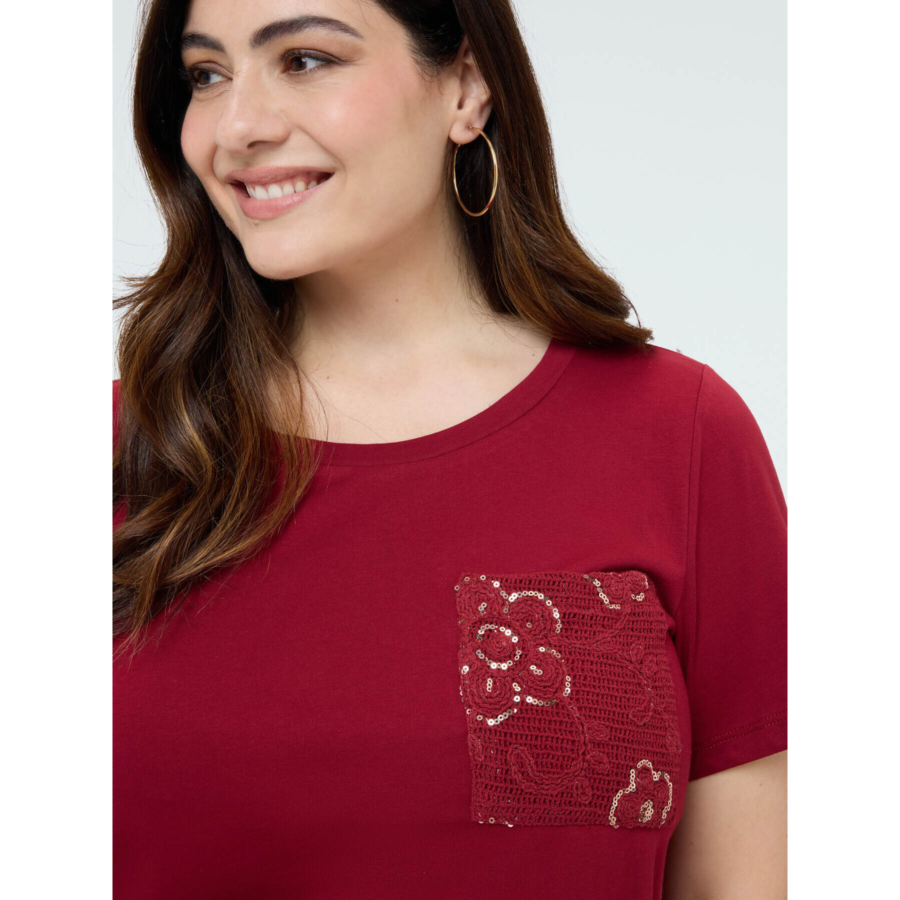 Fiorella Rubino - T-shirt in cotone con taschino in uncinetto e paillettes - Bordeaux