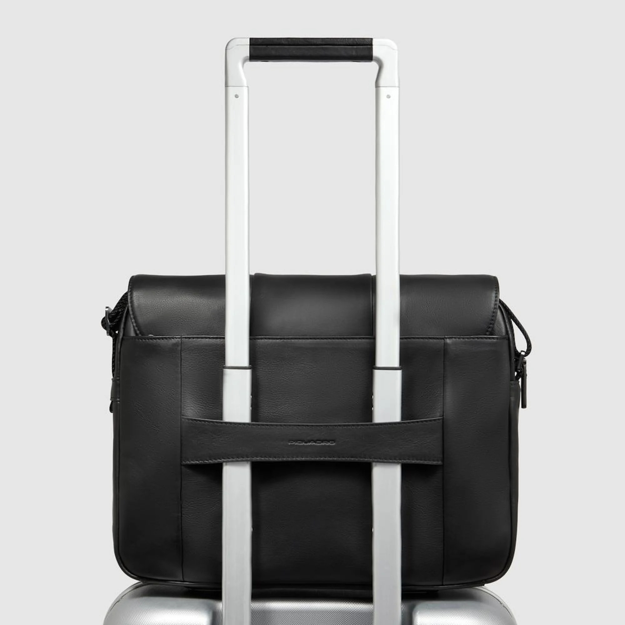 Piquadro Borsa messenger in pelle porta pc con tasca per AirPods®, protezioni antiurto e RFID