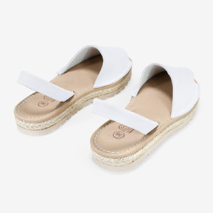 Abarcas planas blancas en piel con esparto