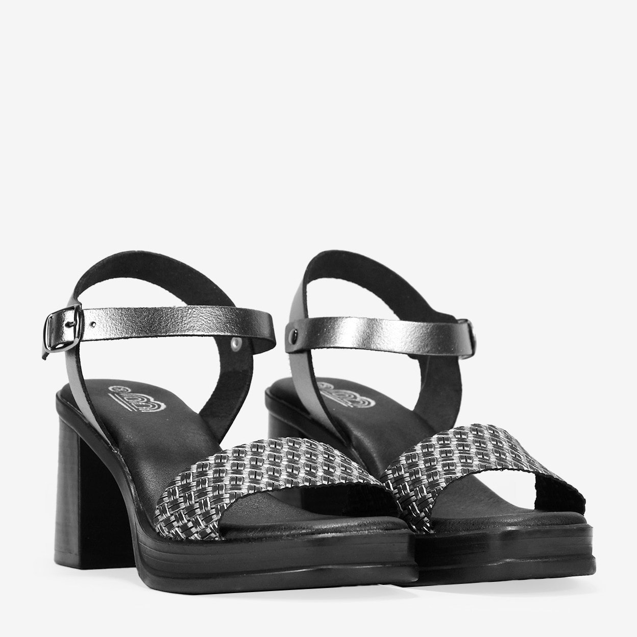 Sandalias de piel negras con tacón