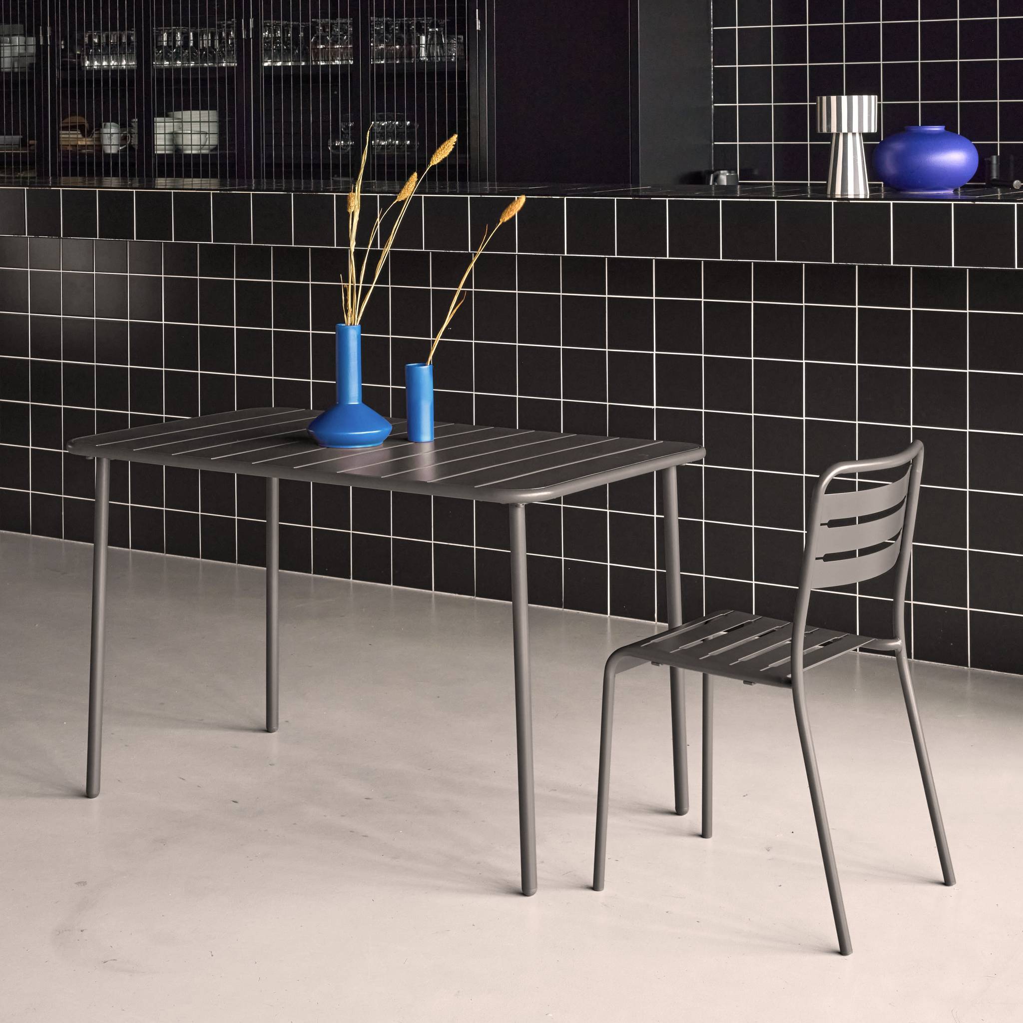 Table de jardin métal 4 places. anthracite. Amelia. 120x70cm. traitement antirouille. lattes et bords arrondis.