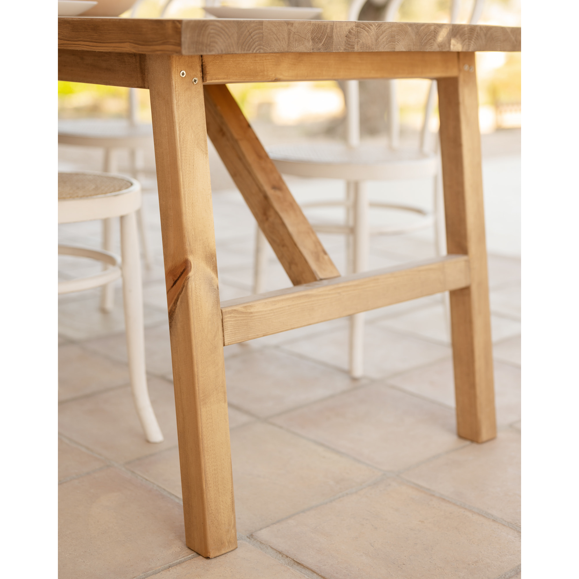 Mesa de comedor de madera maciza en tono roble oscuro de varias medidas