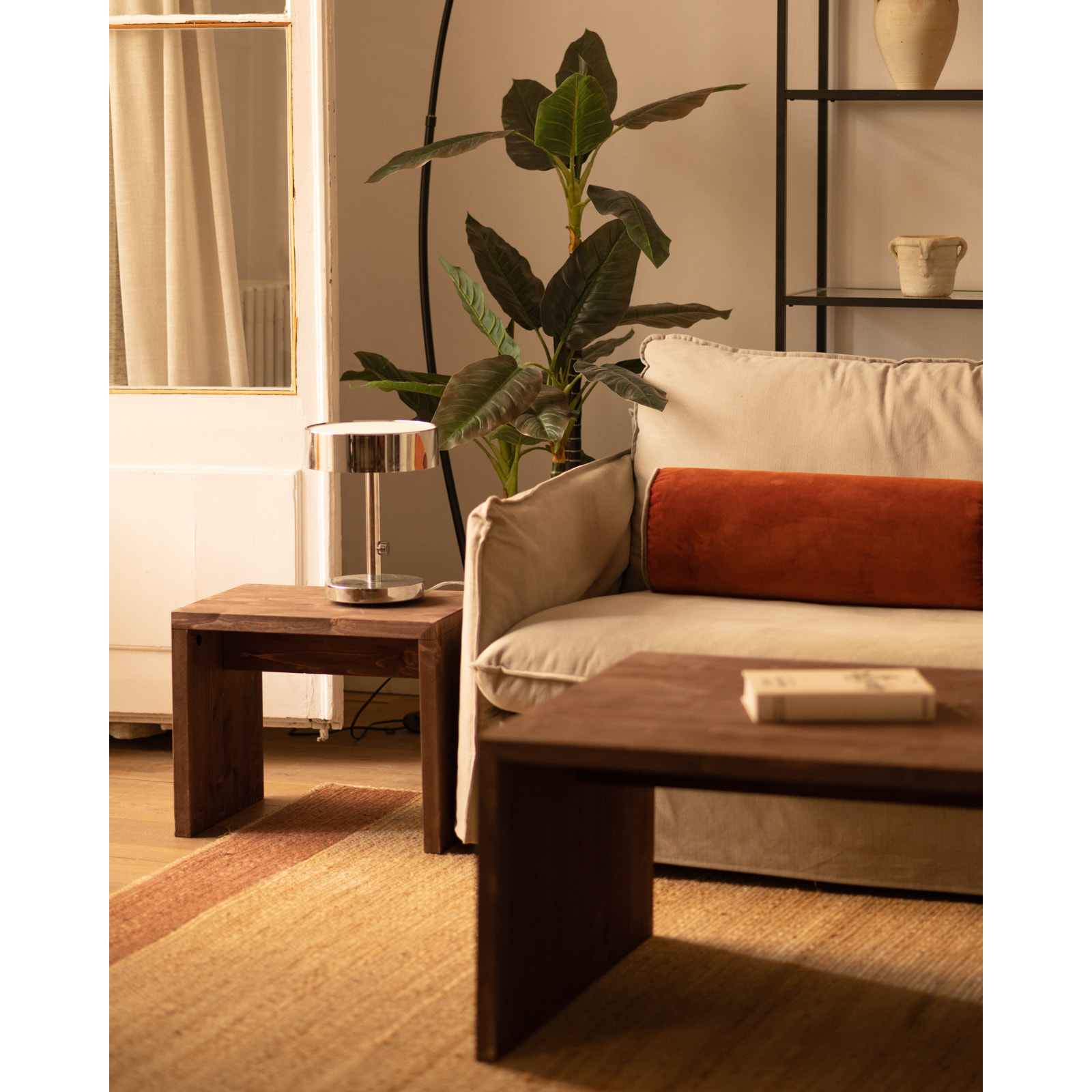Petite table / tabouret en bois massif au ton noyer de 45x50cm Hauteur: 45 Longueur: 50 Largeur: 30