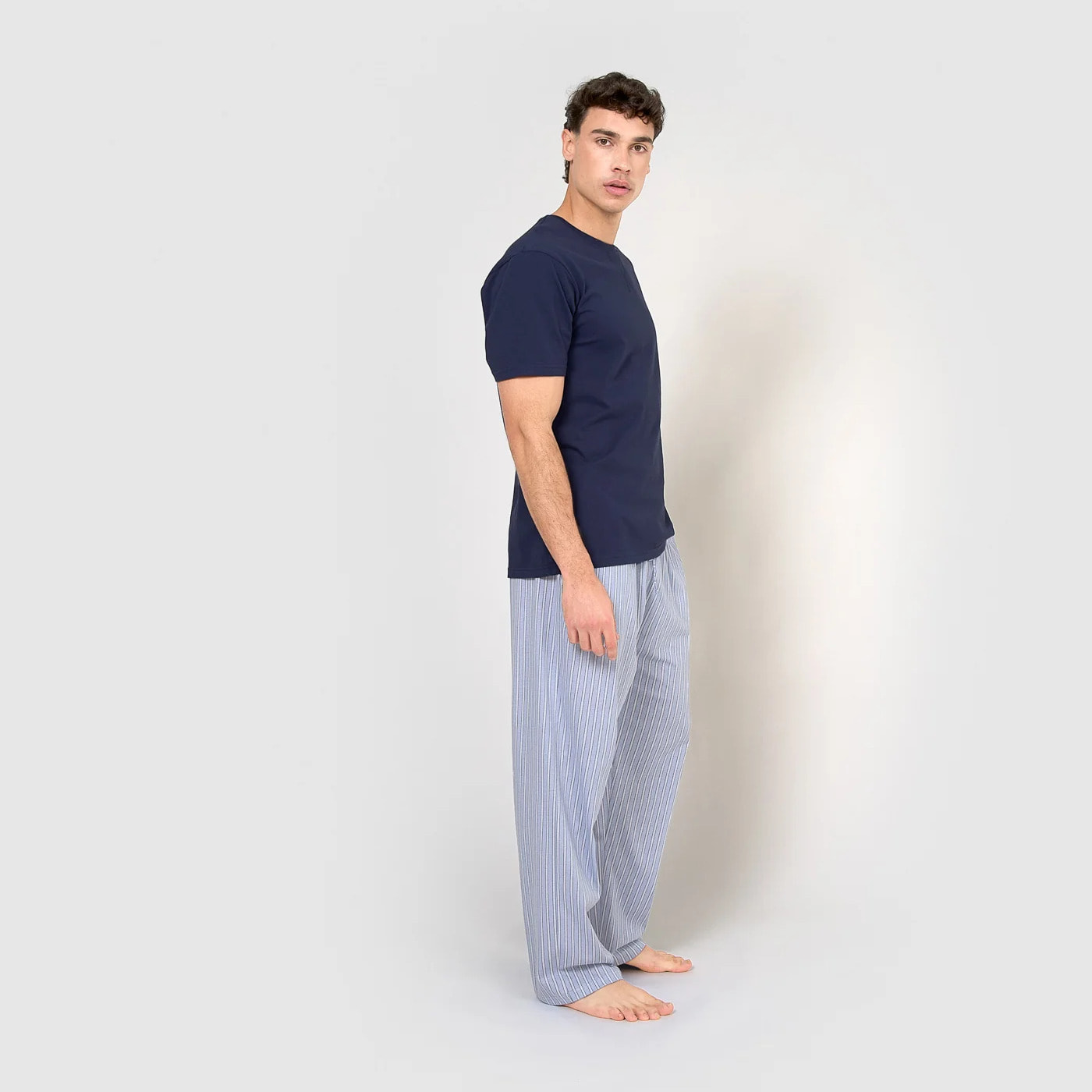 Pigiama lungo di cotone a maniche corte con righe blu scuro.