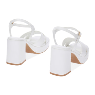 Sandalias con tacón blancos
