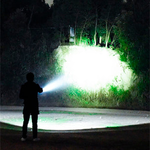 Torcia LED ad alta performance con 13 LED, 4 livelli di luminosità, luce COB ausiliaria e batteria ricaricabile da 1200mAh.