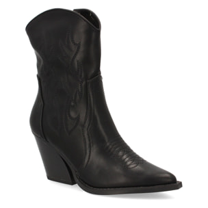 Botín cowboy con grabados en la caña.