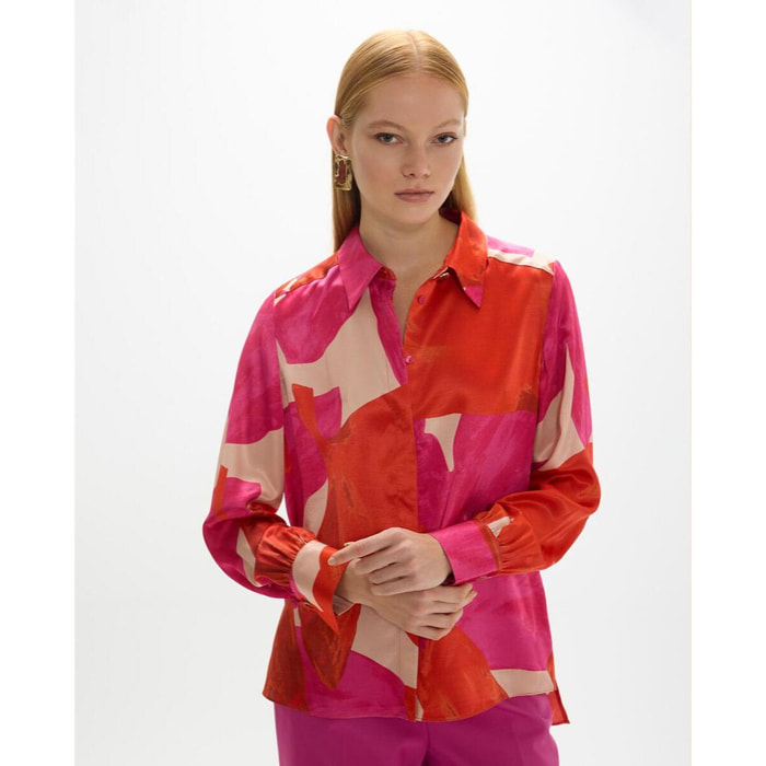 camicia con grandi collane floreali rosse
