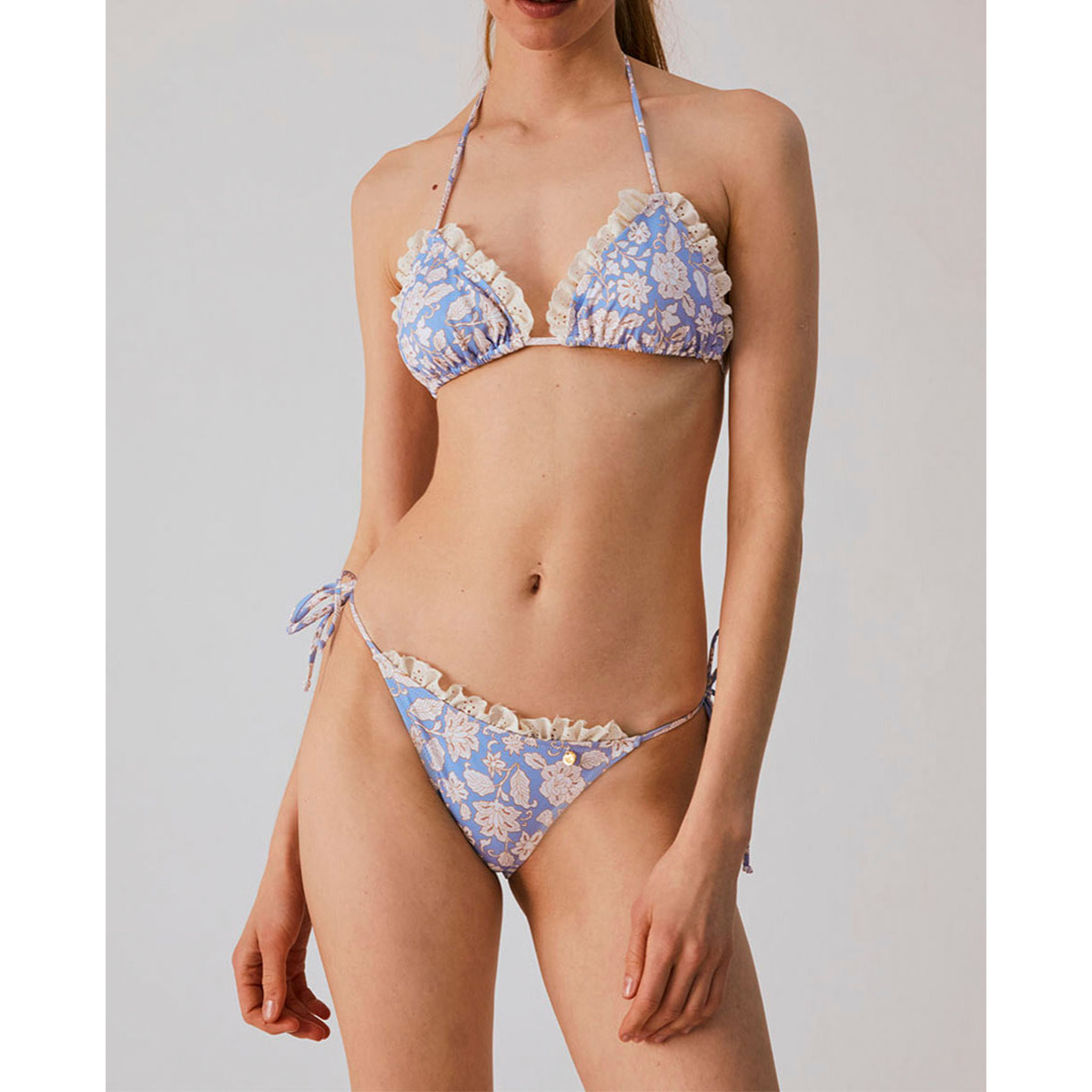 Top de bikini triangular de cortina con volantes y estampado floral