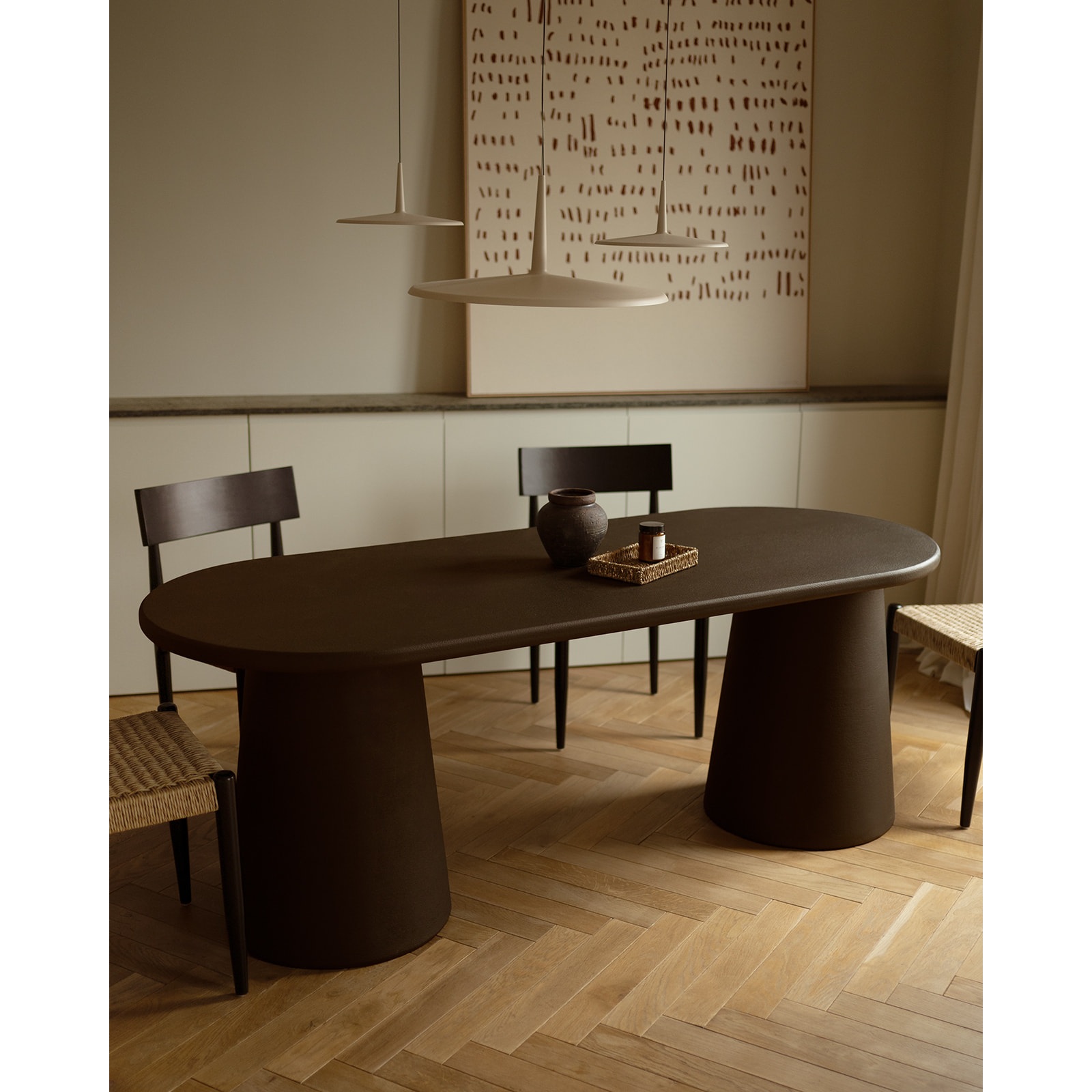 Table de salle à manger ovale en microciment ton marron en différentes tailles