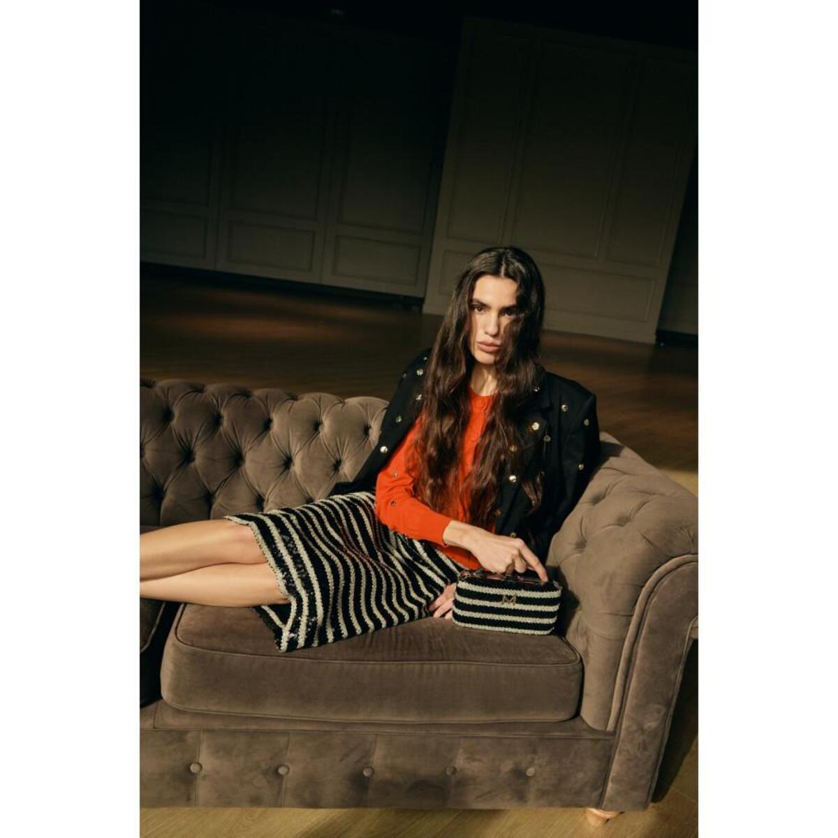 Blazer aderente con dettaglio di borchie rotonde