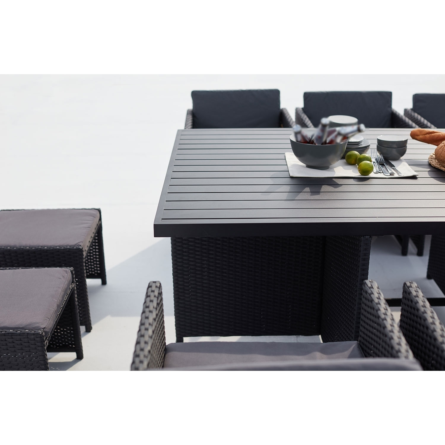 Table et chaise 10 places encastrables alu résine noir-gris ABASA