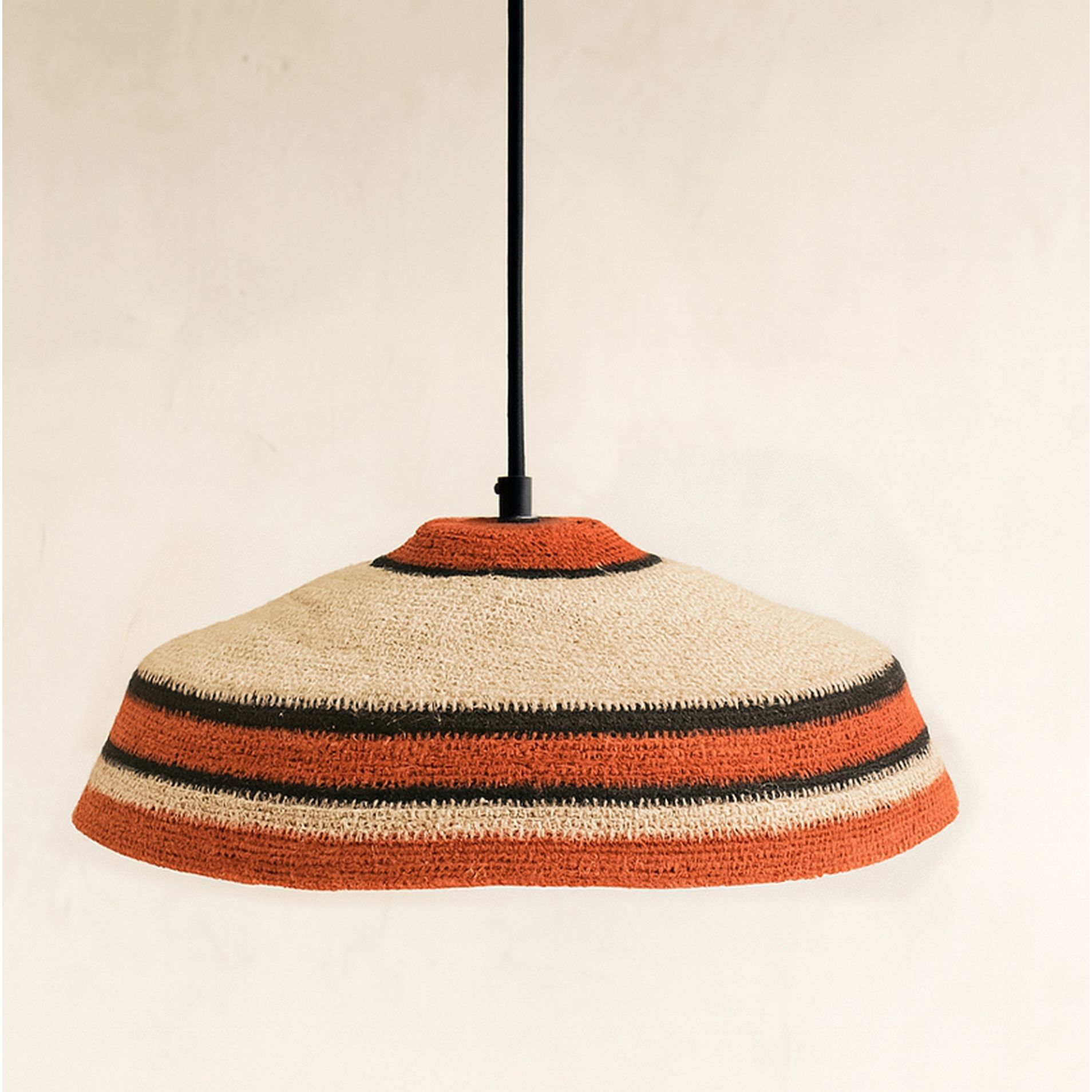 Suspension en jonc de mer naturel et rouge TRINIDAD