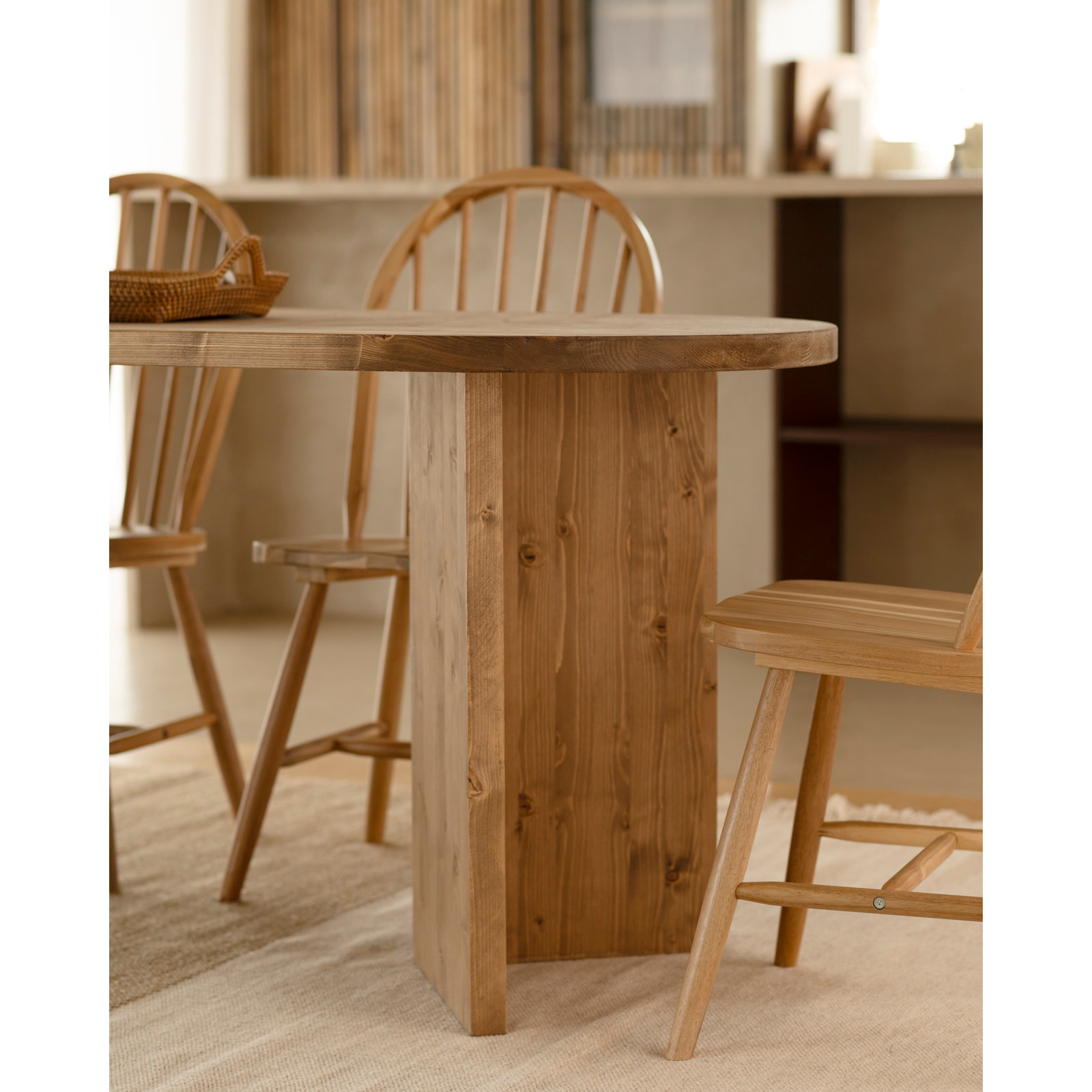 Table à manger en bois massif ton chêne foncé en différentes tailles