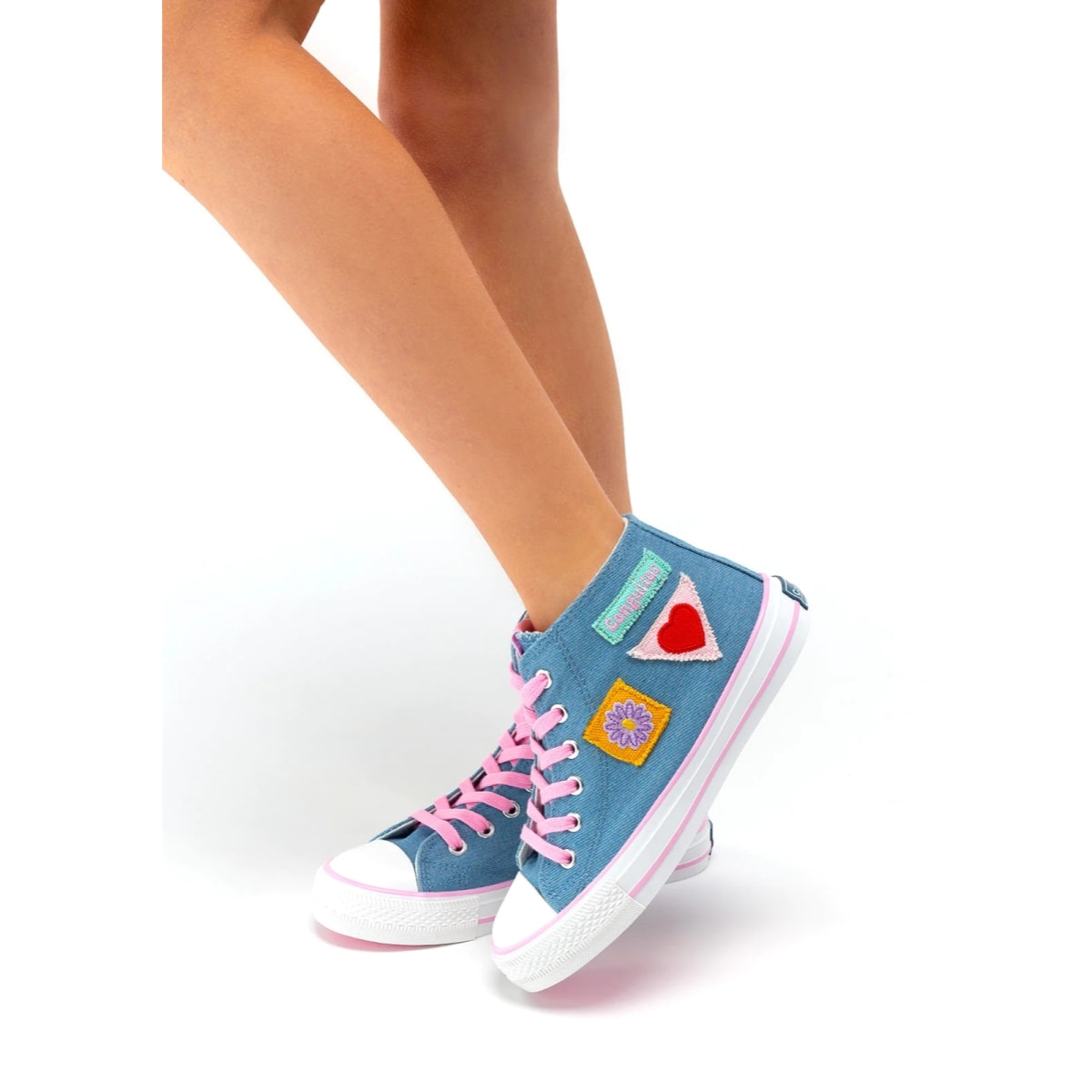 Sneakers alte da bambina con toppe in tela