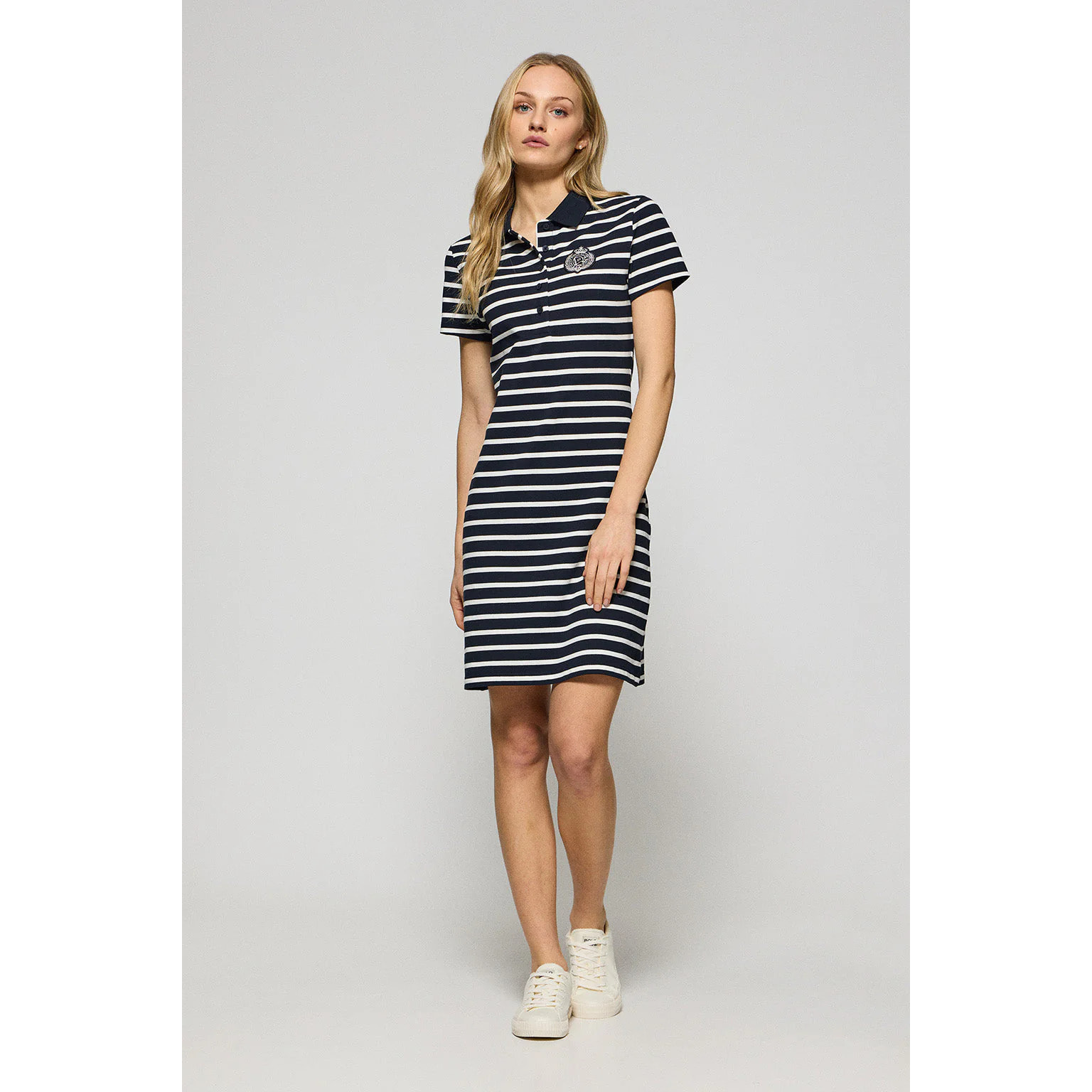 Vestido azul marino de rayas y cuello de polo con parche náutico