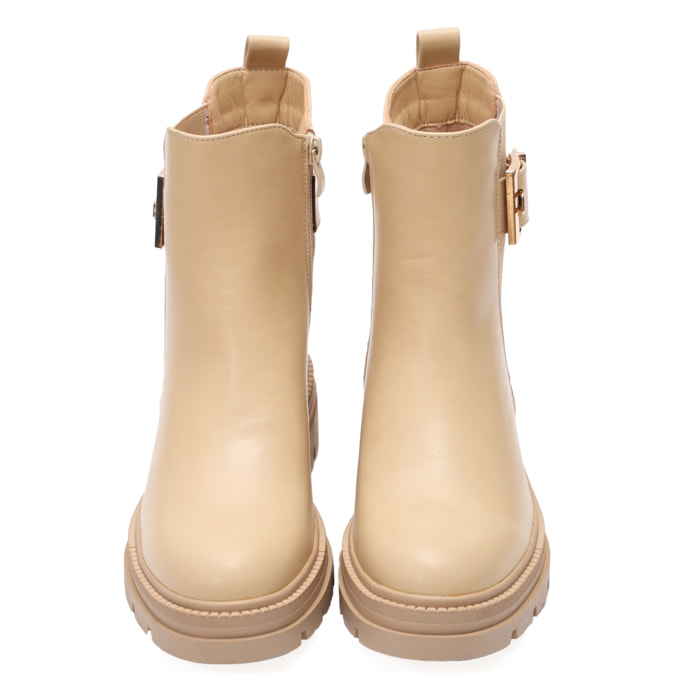 Stivaletto in simil pelle con elastico laterale e fibbia dorata