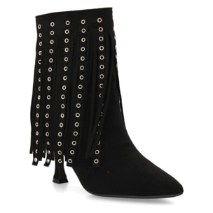 Botín de tacon flecos y tachuelas metálicas