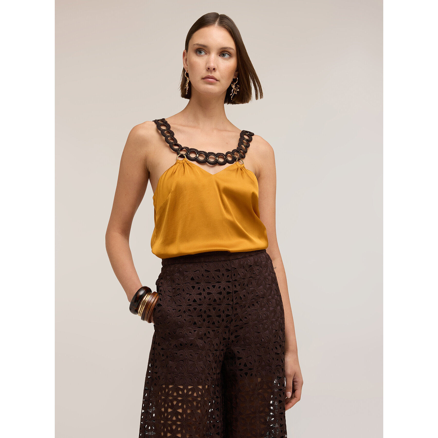 Motivi - Top de raso con detalle metálico - Amarillo