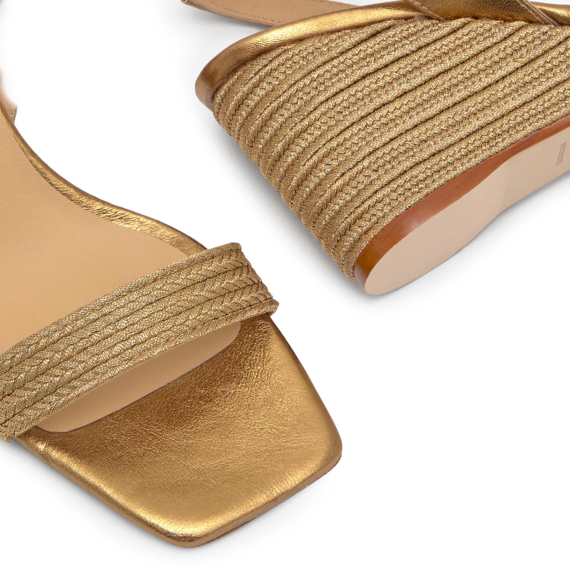 Sandalia destalonada Barby trenzada en acabado metalizado