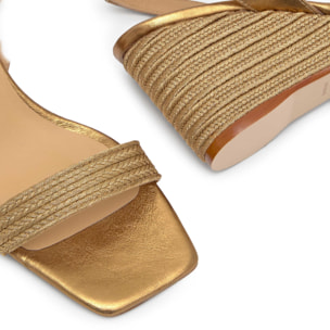 Sandalia destalonada Barby trenzada en acabado metalizado