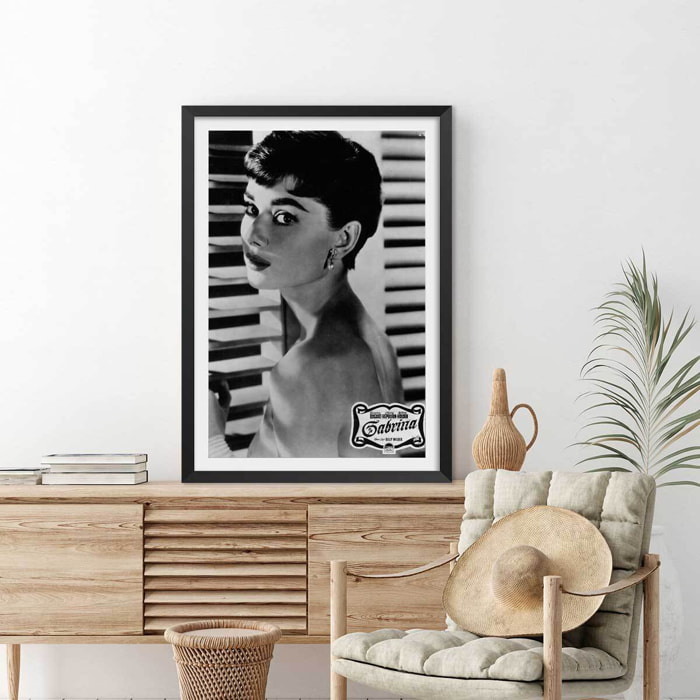 Affiche célébrité Audrey Hepburn dans Sabrina, 1954 Affiche + cadre en bois - Noir