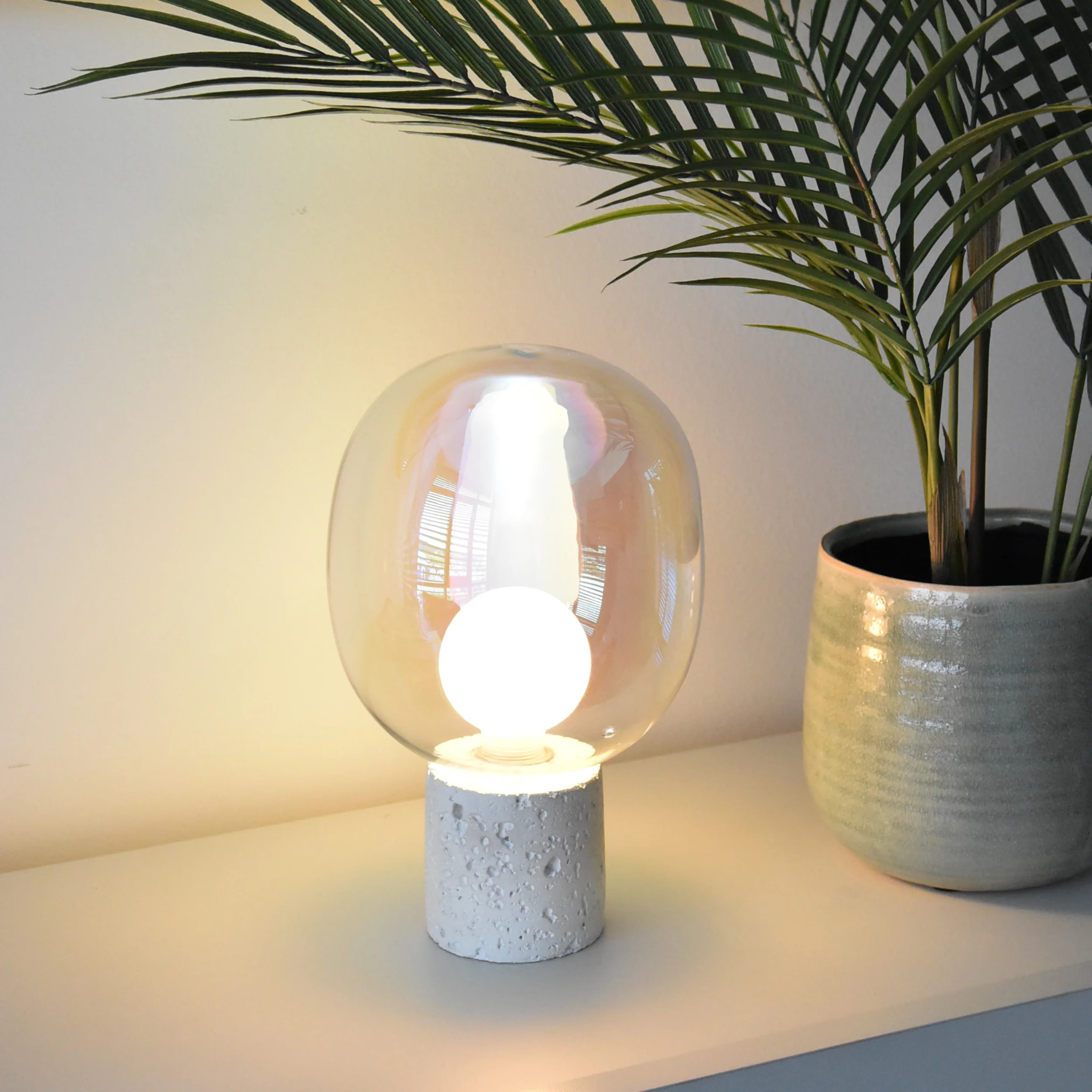 Lampe à poser en verre irisé et béton blanc H24 cm - Bulle