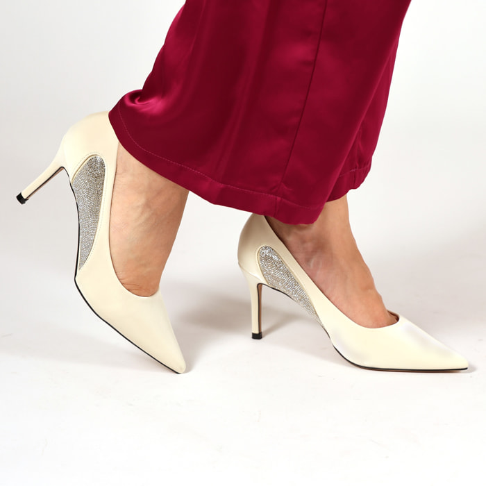 Dècolletè pumps in simil pelle verniciata con strass laterali