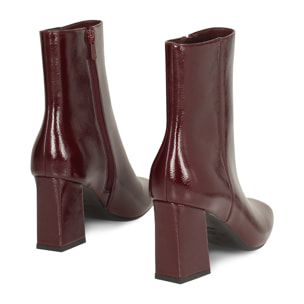 Botines burdeos en charol con tacón de 7,5 cm.
