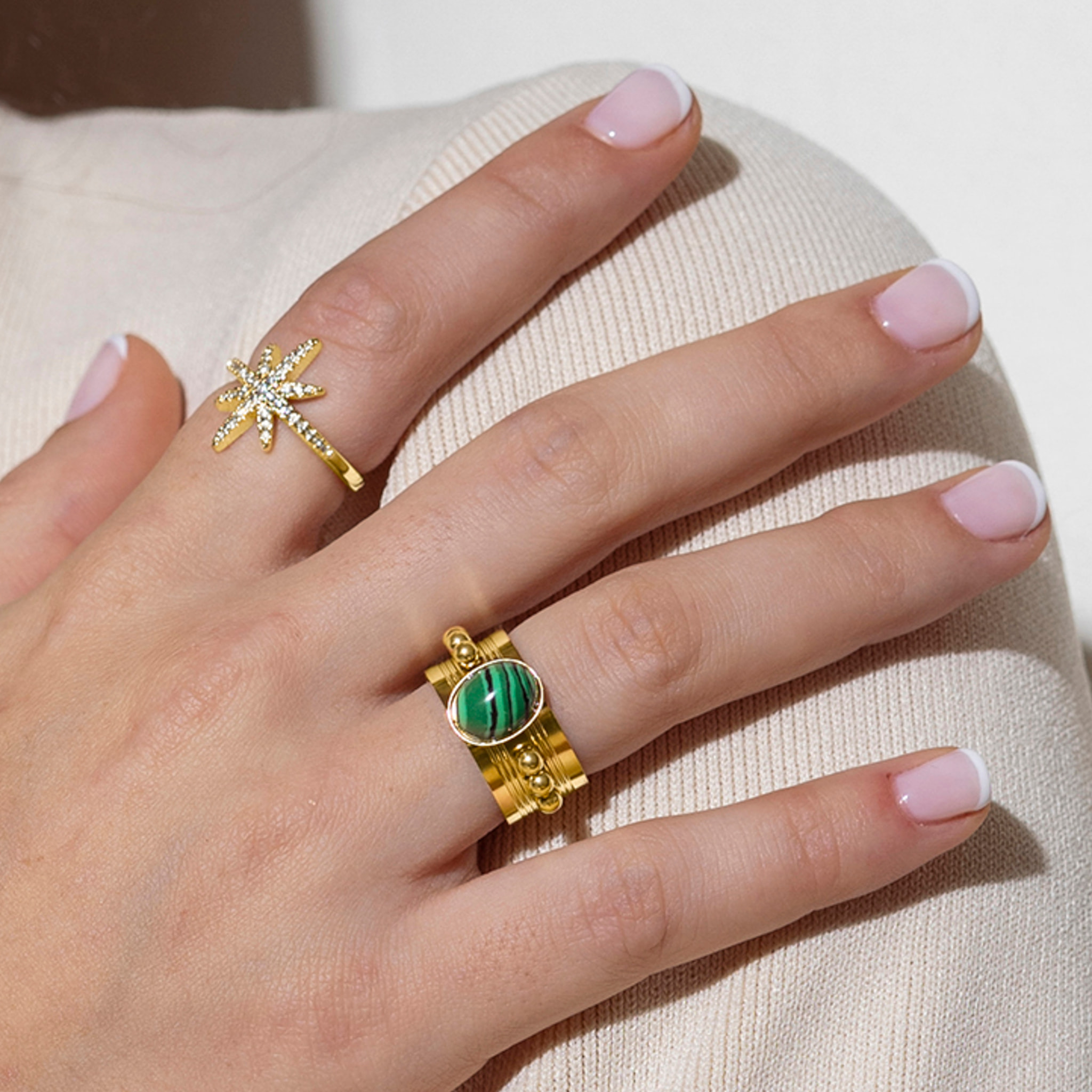 Anillo con Circonita Brillante acabado en oro amarillo de 18K